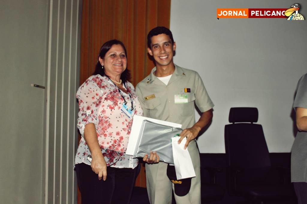 Aluno Heberth recebe diploma de palestrante do CIAGA. (Foto: Al. Alessandro / Jornal Pelicano)
