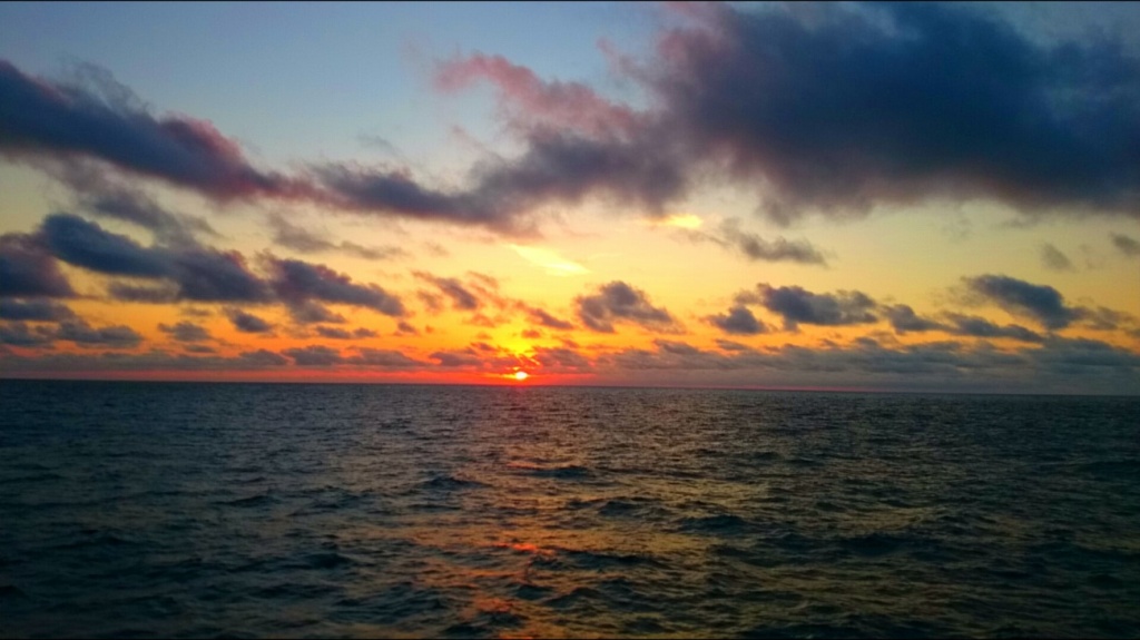 Flagra de pôr do sol capturado na costa africana. (Foto: 2OM Renata Vasconcellos / Arquivo Pessoal)