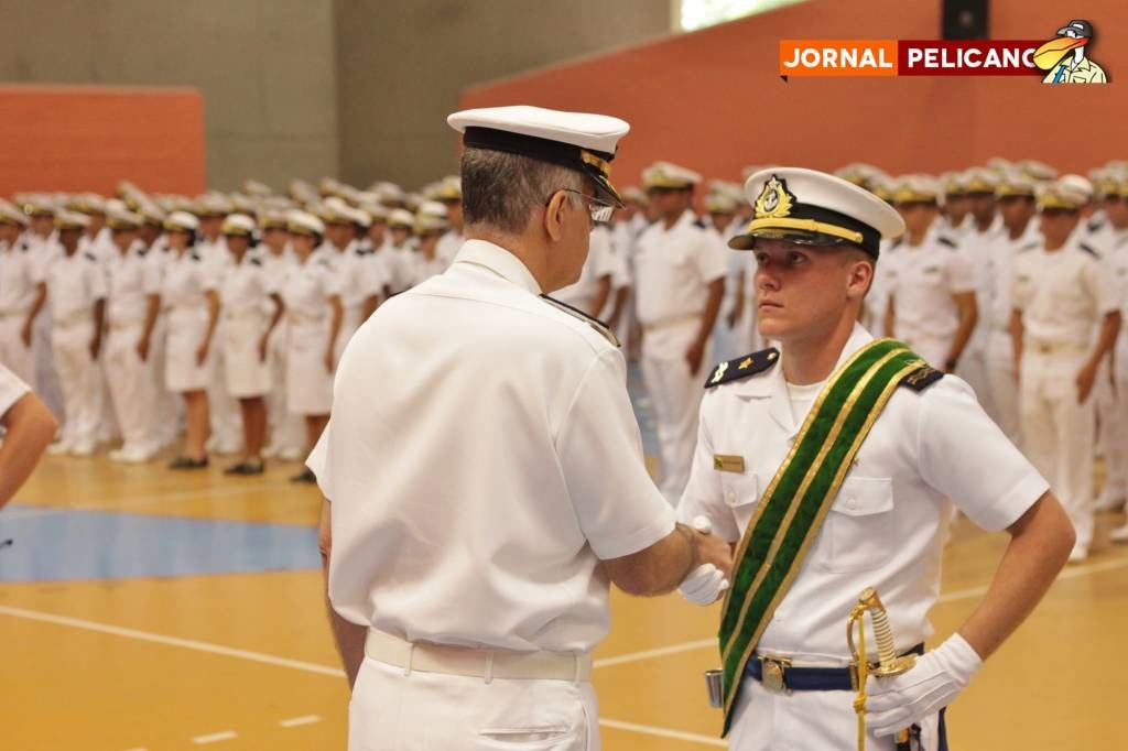 Comandante do CIAGA cumprimenta o novo Comandante-Aluno Erick Nanjara. (Foto: Al. Francesquetto / Jornal Pelicano)
