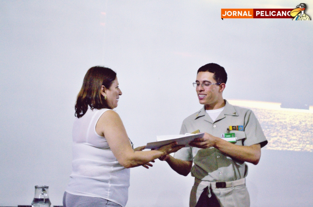 OfAl Soroldoni recebe diploma de palestrante do CIAGA. (Foto: Al. Larissa Cazarim / Jornal Pelicano)