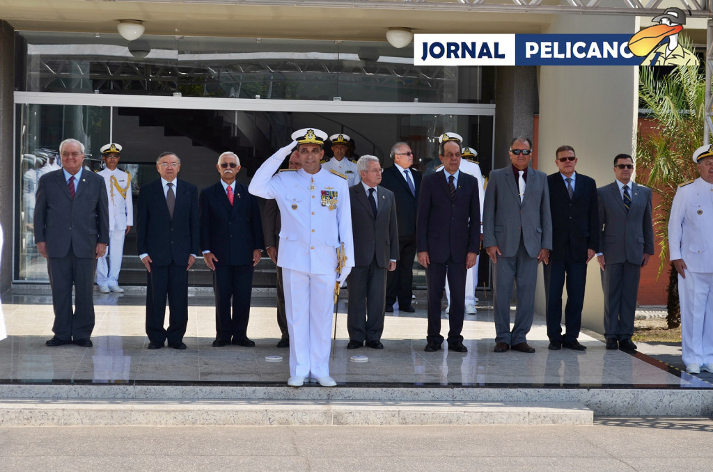 Contra Almirante Lourenço em continência (Foto: Al. Berço Cruz / Jornal Pelicano)