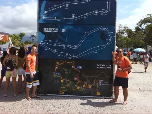Alunos Ramires e Xavier posam para foto com mapa de percursos. (Foto: Al Xavier / Arquivo Pessoal)