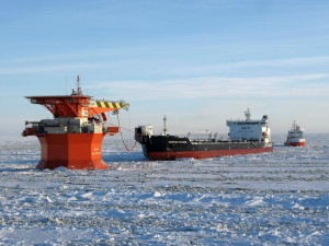 Timofey Guzhenko , em manobra de carregamento de petróleo de estação flutuante no circulo polar ártico. Manobra mais arriscada do quebra-gelo petroleiro russo.