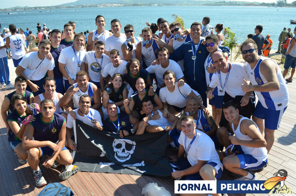 Equipe de Remo e mestres posam para foto após a competição. (Foto: AL. Thamires / Jornal Pelicano)