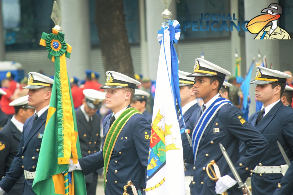 Porta Bandeira Erick Nanjara e Porta Estandarte Rodrigo Teixeira. (Foto: Al. Bruna Lúcio/ Jornal Pelicano)
