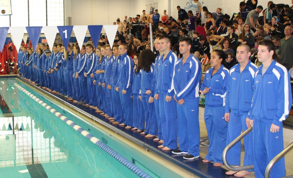 Equipe de mergulho e natação da USMMA em abertura de jogos da divisão nacional acadêmica americana. (Foto: Reprodução / USMMA Sports)