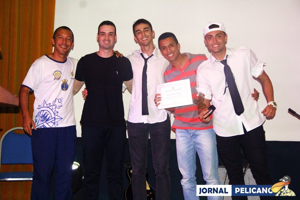 Banda formada por terceiranistas do mesmo camarote vence a categoria de Cantores de Chuveiro. (Foto: Al. Thaís Dias / Jornal Pelicano)