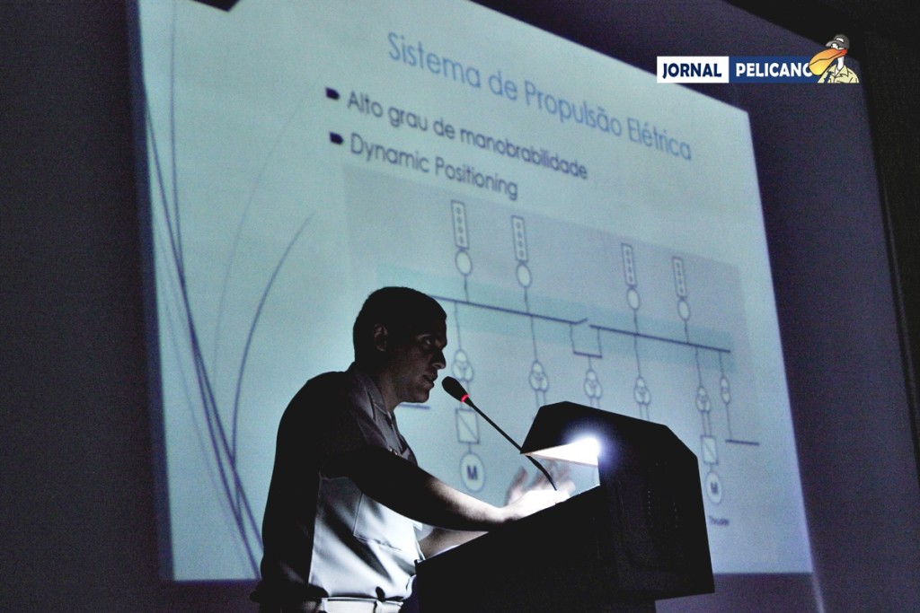 Al. em sua apresentação sobre propulsão elétrica. (Foto: Al. Daniela Carvalho/ Jornal Pelicano)