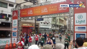 Cronômetro na chegada marca o tempo dos corredores (Foto: Al. Thiago Aguiar / Jornal Pelicano)