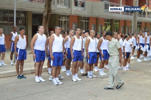ComAl. Berço Cruz inspeciona candidatos da Foxtrot durante Parada Escolar. (Foto: Al. Nunes Alves / Jornal Pelicano)