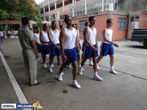 Candidatos da Turma Alfa treinam Ordem Unida. (Foto: Al. Thais Dias / Jornal Pelicano)