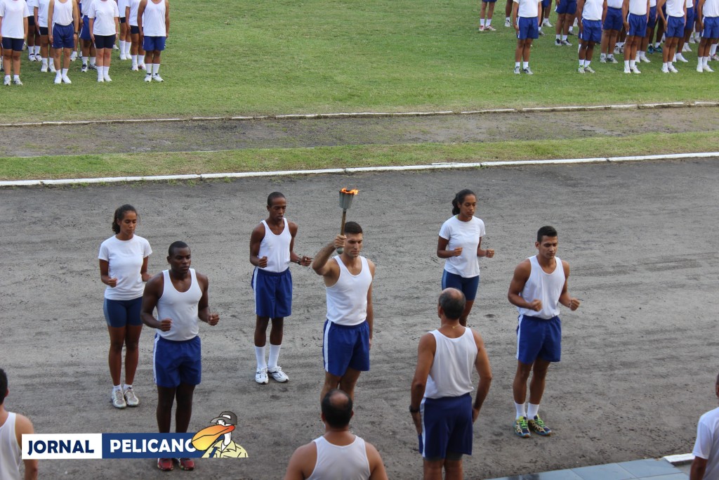 Grupamento de alunos encarregado de acender a Pira Olímpica. (Foto: Al.Nascimento/ Jornal Pelicano)