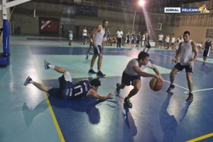 Disputa de bola no jogo de EFOMM e EN. (Foto: Al. Paulo Fagundes/ Jornal Pelicano)