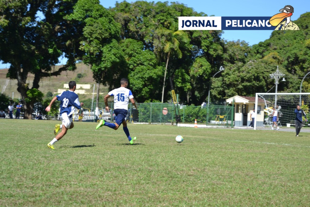 Al. Alexandre corre mais que o marcador para recuperar a posse de bola. (Foto: Jornal Pelicano)