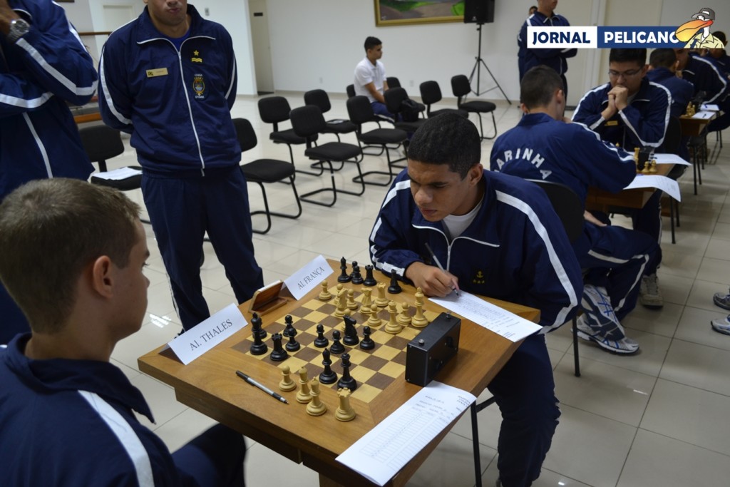 Mesas com as partidas simultâneas na rodada de Xadrez. (Foto: Jornal Pelicano)