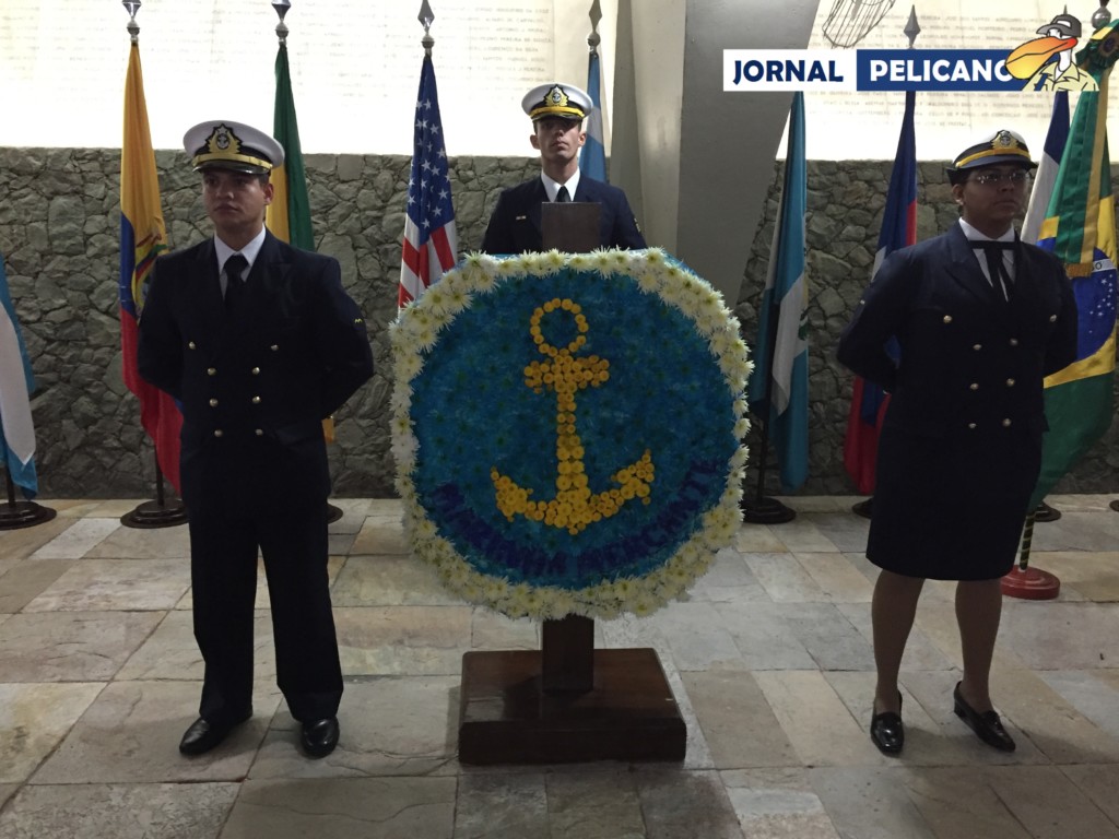 Alunos da EFOMM com a coroa de flores da Marinha Mercante (Al. Felipe Dias / Jornal Pelicano)