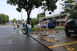 Ação social: Alunos se reuniram para limpar o CIAGA. (Foto: Al. Freitas/Jornal Pelicano)