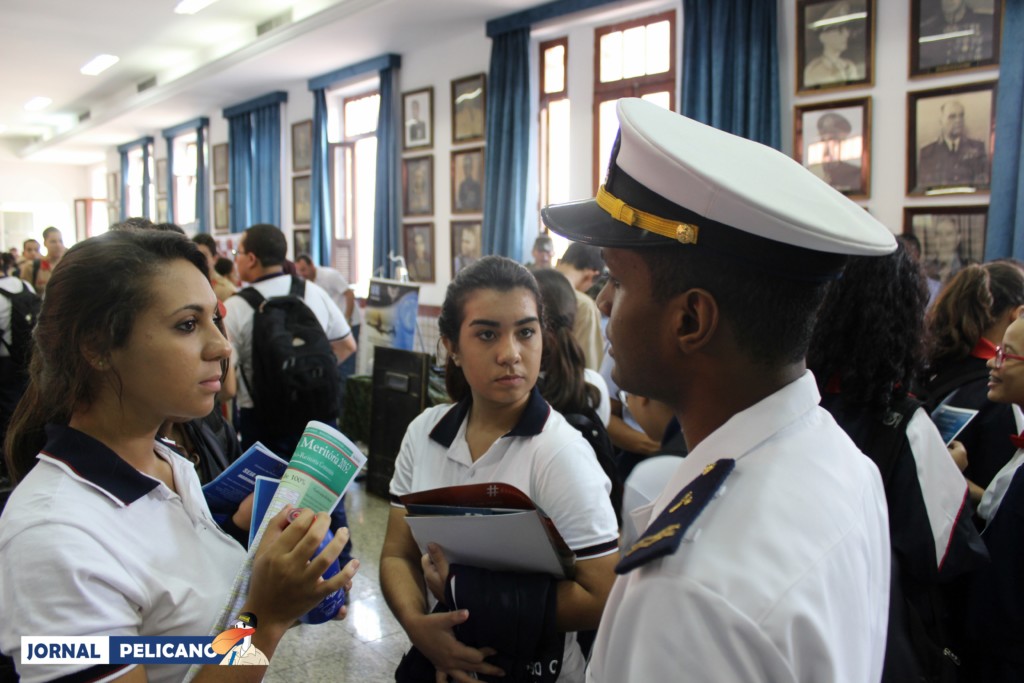 Alunos da EFOMM prestaram apoio e esclareceram dúvidas durante a Feira das Profissões. (Foto: Al. Caroliny Assis / Jornal Pelicano)