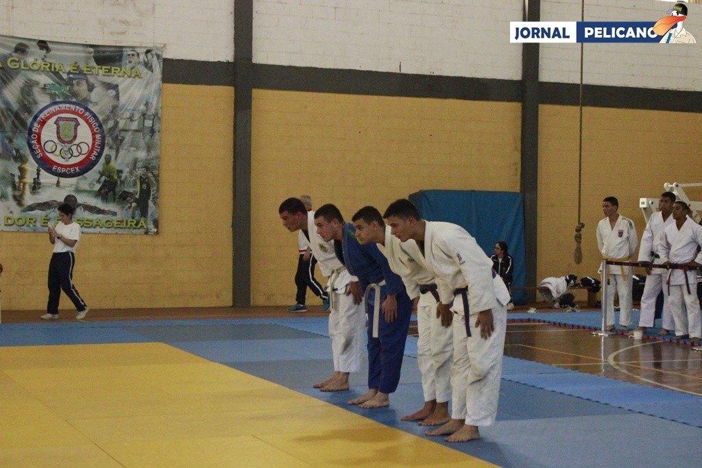 Judocas fazem a reverência antes de entrar no tatame. (Foto: Al. Wagner / Jornal Pelicano)