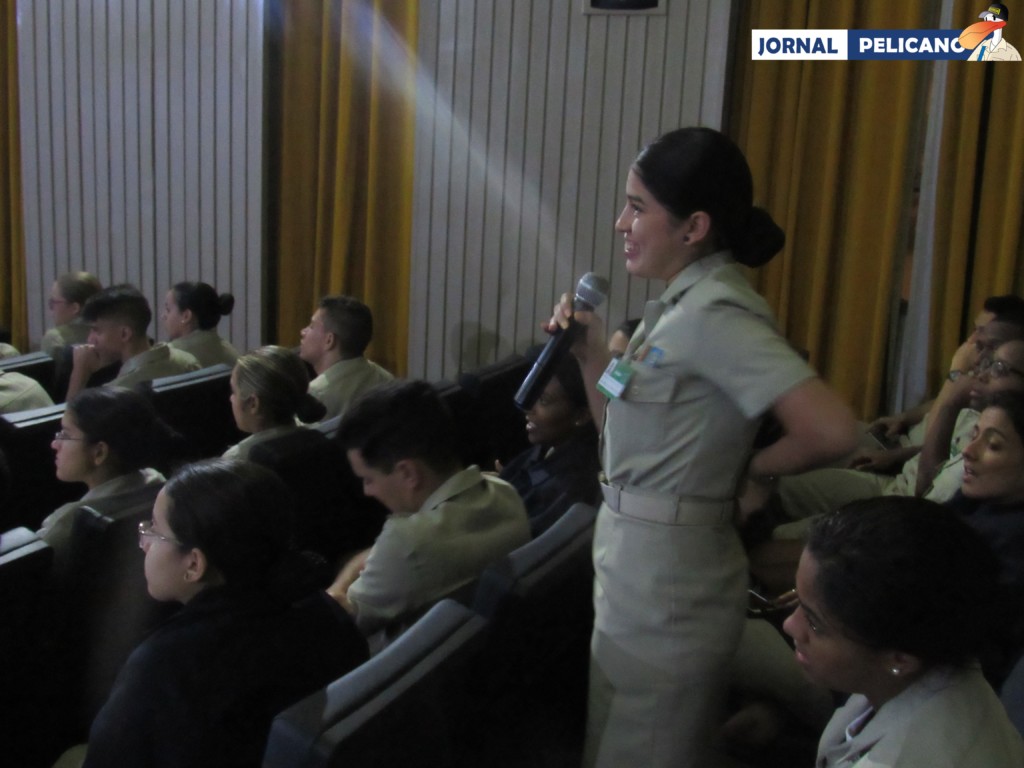 Aluna Rebeca Ramírez pergunta a comandante Hildelene sobre a carreira da mulher na Marinha Mercante (Foto: Al. Nathália Julião / Jornal Pelicano)