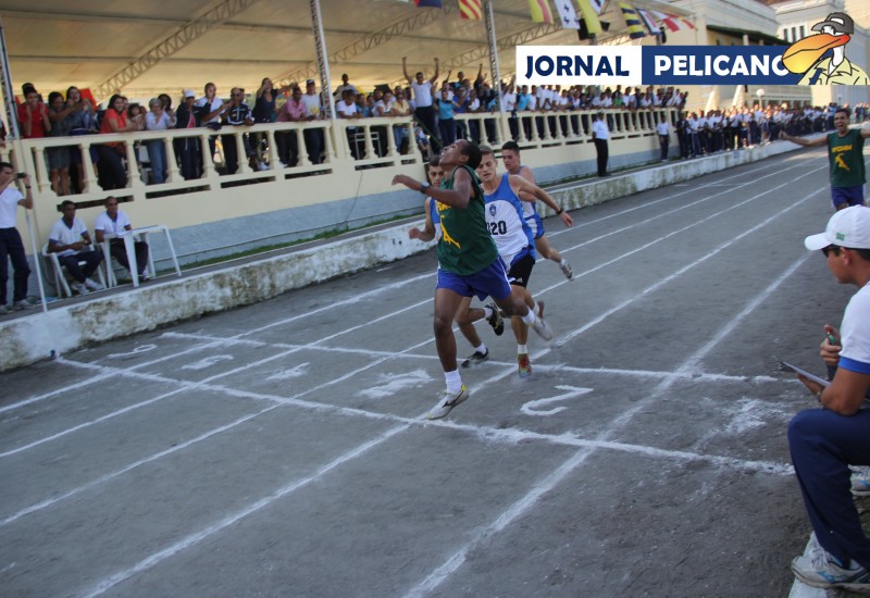O genuíno esforço do aluno cabo-verdeano Carlos Souza, da EFOMM, na chegada da prova de 3000 metros (Foto: Jornal Pelicano).
