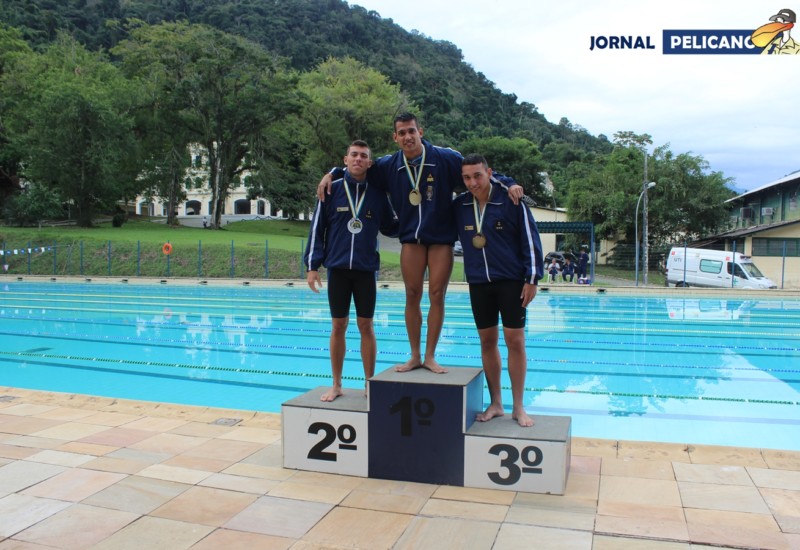 Al. Guerra ocupa o lugar mais alto do pódio em premiação da natação. (Foto: Jornal Pelicano)