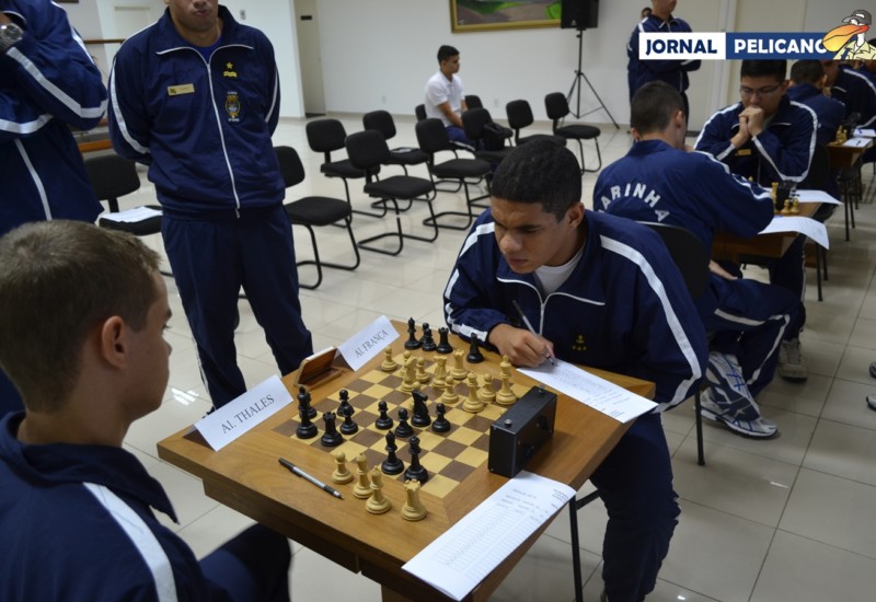 Mesas com as partidas simultâneas na rodada de Xadrez. (Foto: Jornal Pelicano)