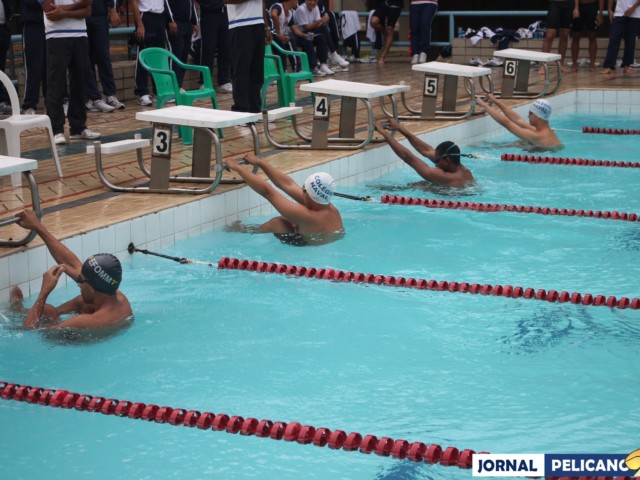 Alunos se preparam para a disputa do 50m nado costas. (Foto: Al. Helena Ferreira / Jornal Pelicano)